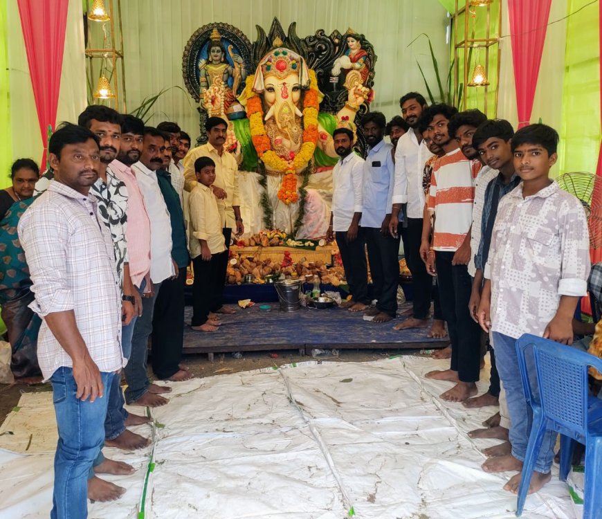 వినాయక మండపాలను దర్శించికున్న వైసీపీ రాష్ట్ర యువజన విభాగ కార్యదర్శి బదిరెడ్డి గోవింద్*.